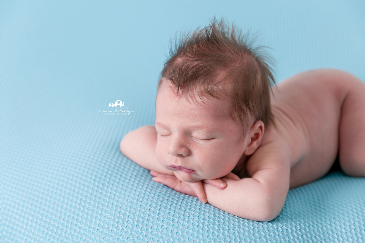 newborn em santos, newborn na baixada, fotografas em santos, fotografas de newborn, foto de recém-nascido jo farah leticia farah mom and baby mom & baby . bebe com pose do queixinho, pose perfeita, manta lisinha iluminação perfeita