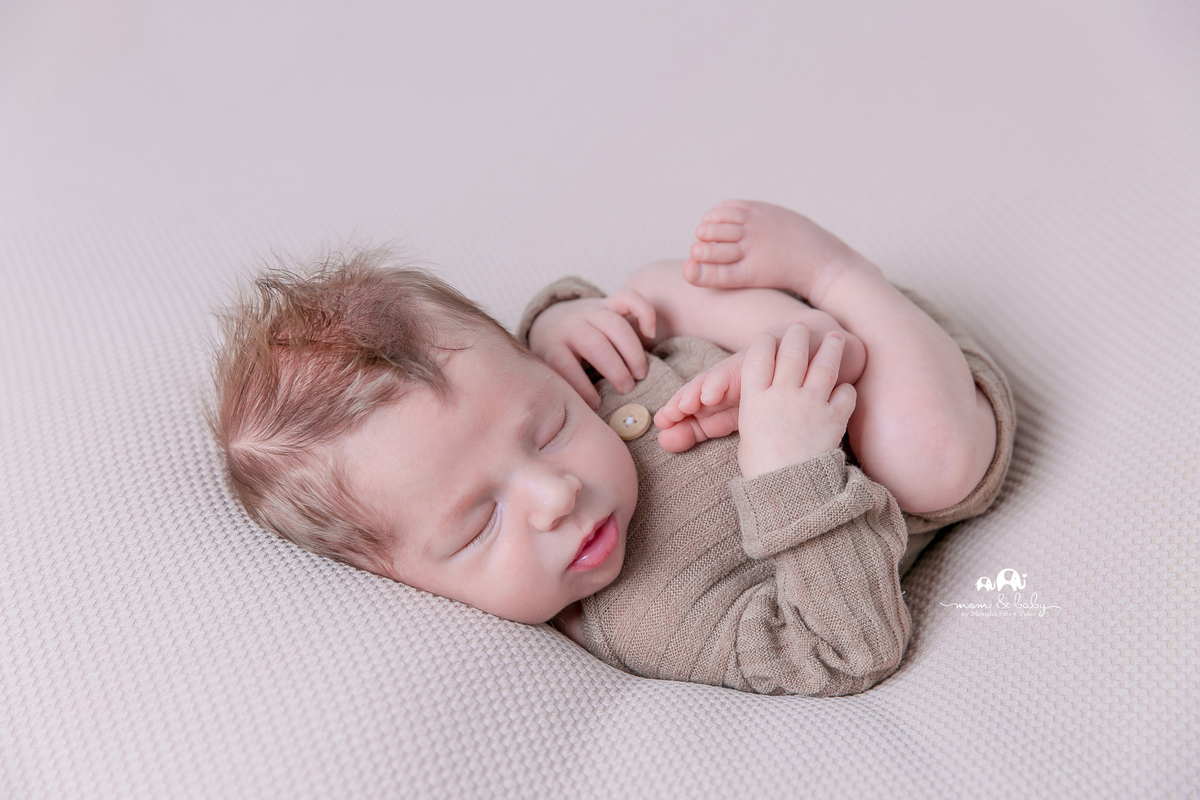 newborn em santos, newborn na baixada, fotografas em santos, fotografas de newborn, foto de recém-nascido jo farah leticia farah mom and baby mom & baby .bebe de bariga pra cima. segurando o pé, pose perfeita, angulo perfeito  