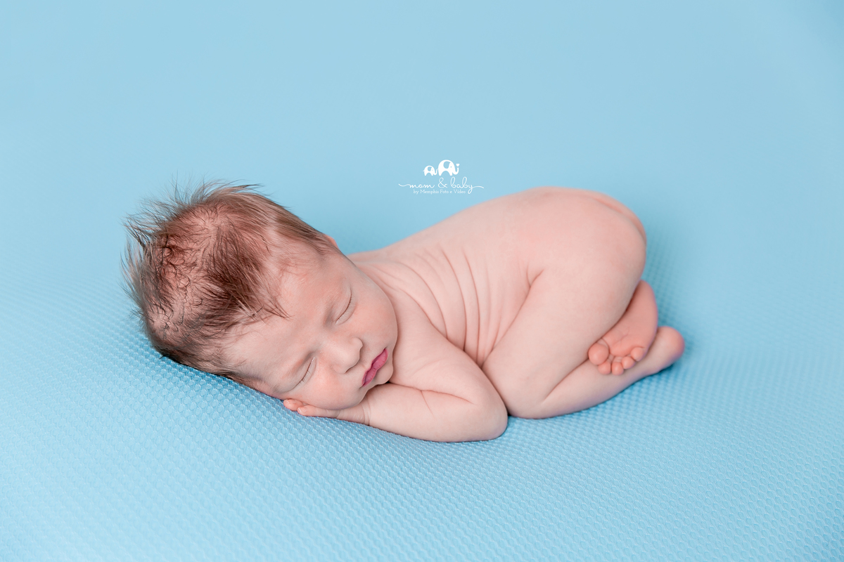 newborn em santos, newborn na baixada, fotografas em santos, fotografas de newborn, foto de recém-nascido jo farah leticia farah mom and baby mom & baby . bebe de bruço, pose de bundinha perfeita, manta lisinha bebe menino cabeludo bebe peladinho 