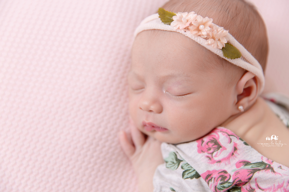 ensaio Newborn em santos,fotografas de santos,bebes de santos, estudio fotografico em santos, newborn com segurança,especialistas em newborn em santos, melhores fotografas de newborn em santos,jo farah leticia farah.manta rosa,pode de bundinha perfeita ,