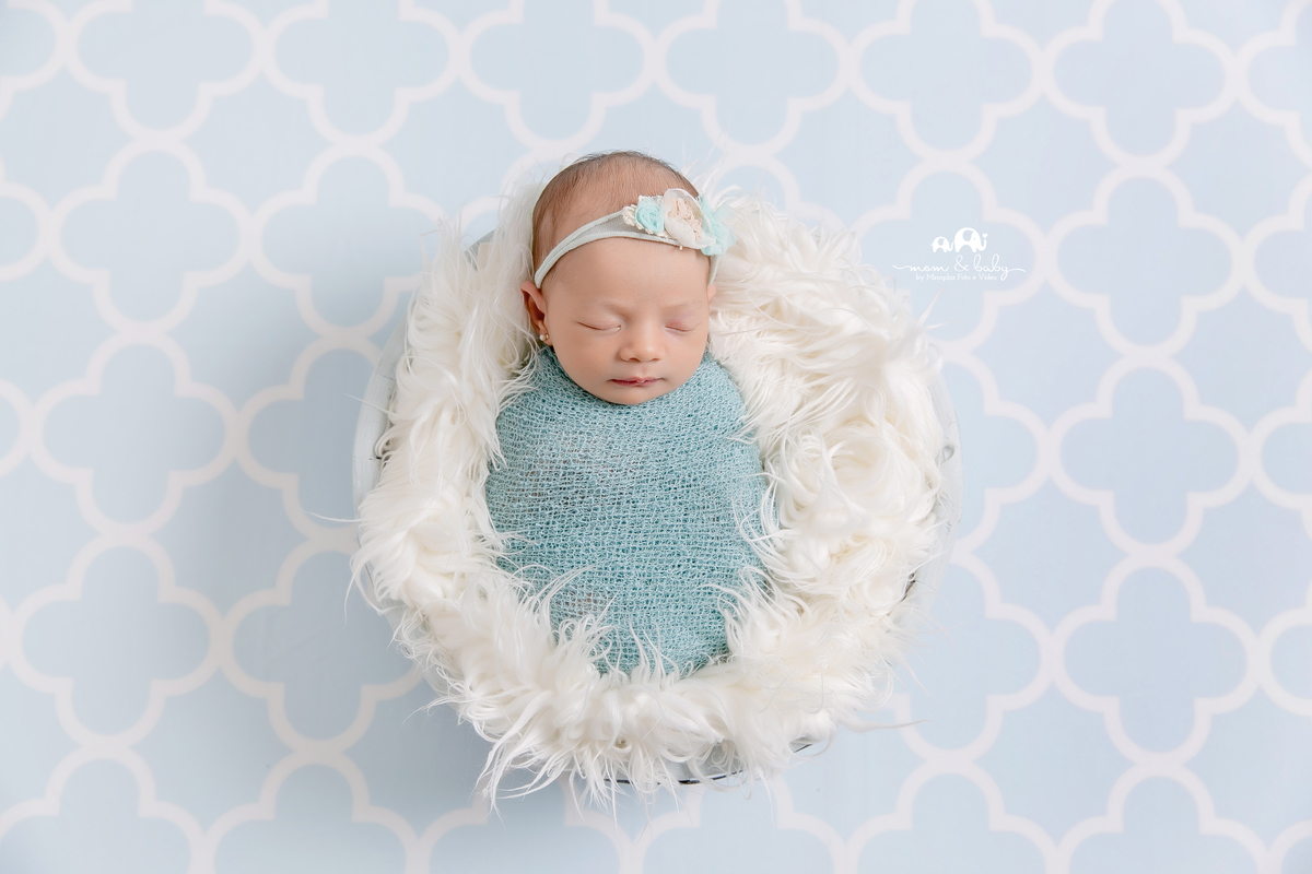 ensaio Newborn em santos,fotografas de santos,bebes de santos, estudio fotografico em santos, newborn com segurança,especialistas em newborn em santos, melhores fotografas de newborn em santos,jo farah leticia farah, menina de azul,cestinho, bebe no warp,