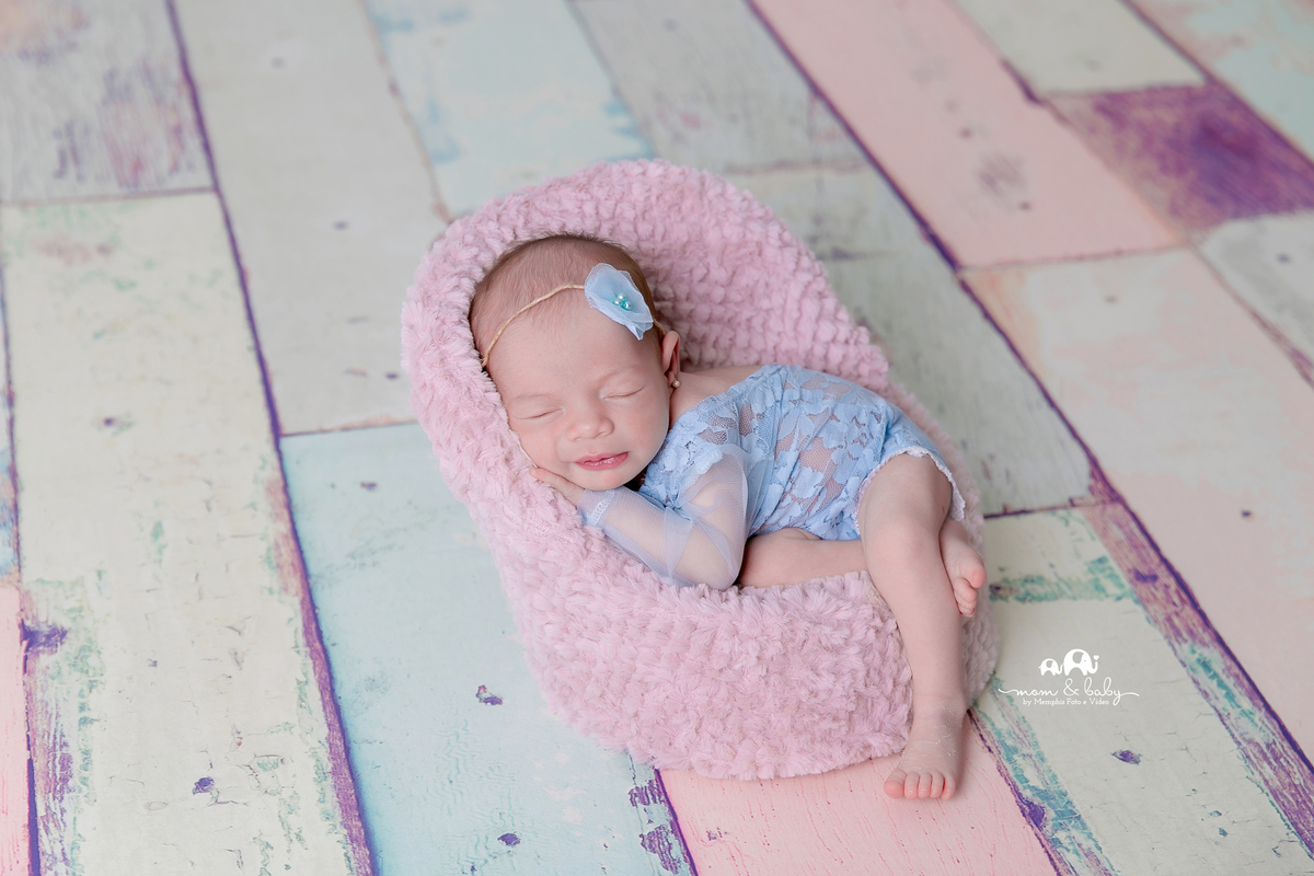 ensaio Newborn em santos,fotografas de santos,bebes de santos, estudio fotografico em santos, newborn com segurança,especialistas em newborn em santos, melhores fotografas de newborn em santos,jo farah leticia farah, menina de azul,poltroninha de newborn