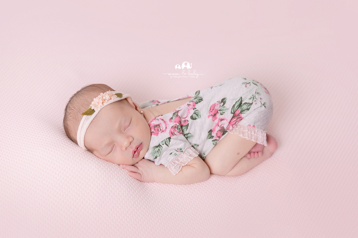 ensaio Newborn em santos,fotografas de santos,bebes de santos, estudio fotografico em santos, newborn com segurança,especialistas em newborn em santos, melhores fotografas de newborn em santos,jo farah leticia farah.manta rosa,pode de bundinha perfeita ,