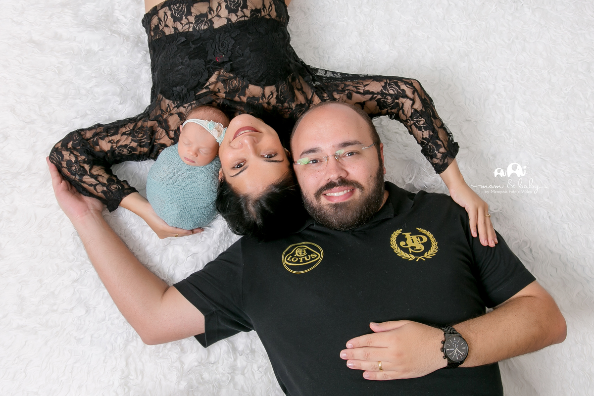 ensaio Newborn em santos,fotografas de santos,bebes de santos, estudio fotografico em santos, newborn com segurança,especialistas em newborn em santos, melhores fotografas de newborn em santos,jo farah leticia farah, menina de azul, foto de familia 