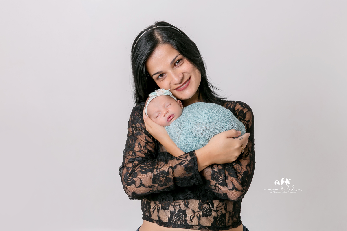 ensaio Newborn em santos,fotografas de santos,bebes de santos, estudio fotografico em santos, newborn com segurança,especialistas em newborn em santos, melhores fotografas de newborn em santos,jo farah leticia farah, menina de azul, foto de familia 