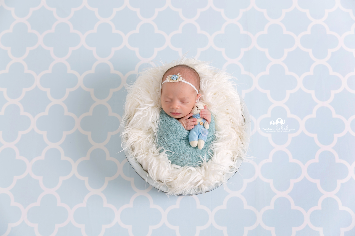 ensaio Newborn em santos,fotografas de santos,bebes de santos, estudio fotografico em santos, newborn com segurança,especialistas em newborn em santos, melhores fotografas de newborn em santos,jo farah leticia farah, menina de azul,cestinho, bebe no warp,