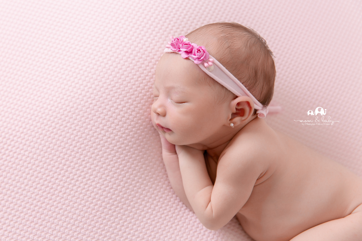 ensaio Newborn em santos,fotografas de santos,bebes de santos, estudio fotografico em santos, newborn com segurança,especialistas em newborn em santos, melhores fotografas de newborn em santos,jo farah leticia farah.manta rosa,pode de ladinho, bebe pelado
