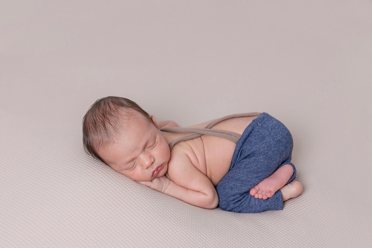 ensaio Newborn em santos,fotografas de santos,bebes de santos, estudio fotografico em santos, newborn com segurança,especialistas em newborn em santos, melhores fotografas de newborn em santos,jo farah leticia farah.pose de bundinha manta lisinha 