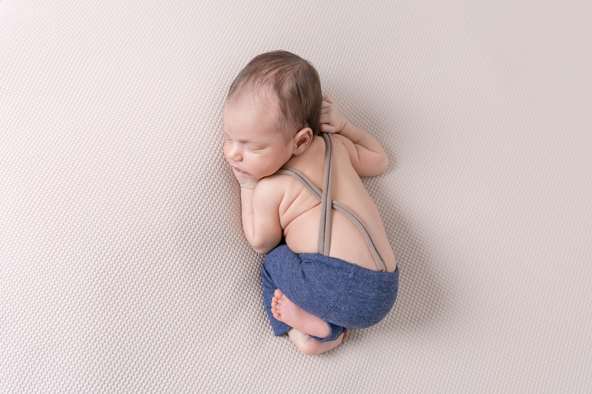 ensaio Newborn em santos,fotografas de santos,bebes de santos, estudio fotografico em santos, newborn com segurança,especialistas em newborn em santos, melhores fotografas de newborn em santos,jo farah leticia farah.pose de bundinha manta lisinha 