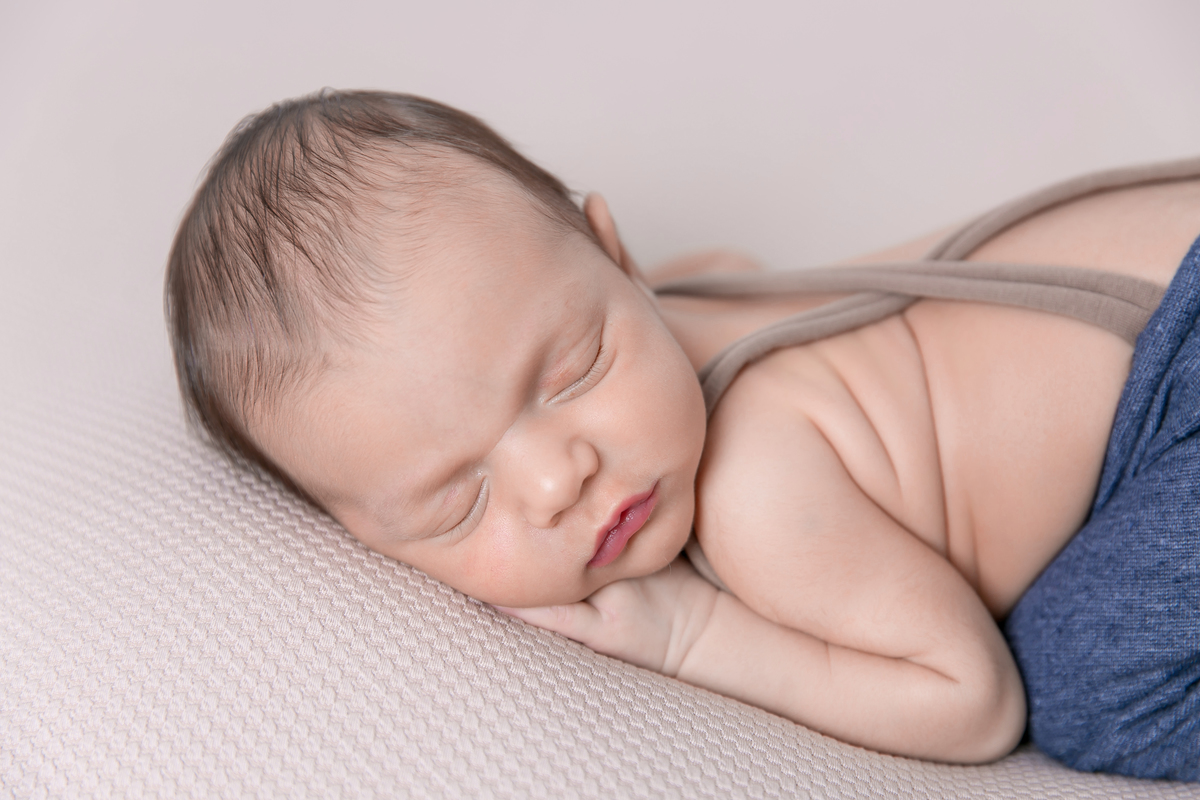 ensaio Newborn em santos,fotografas de santos,bebes de santos, estudio fotografico em santos, newborn com segurança,especialistas em newborn em santos, melhores fotografas de newborn em santos,jo farah leticia farah.pose de bundinha manta lisinha 