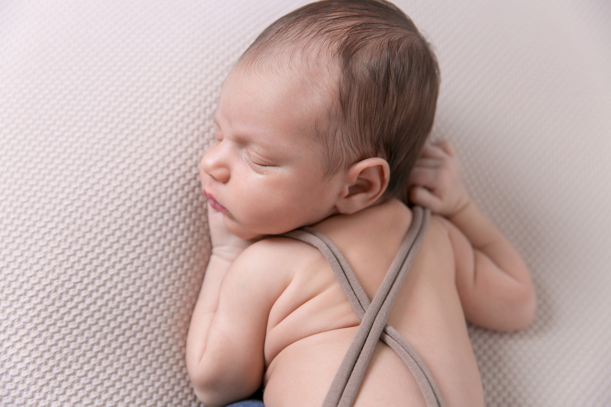 ensaio Newborn em santos,fotografas de santos,bebes de santos, estudio fotografico em santos, newborn com segurança,especialistas em newborn em santos, melhores fotografas de newborn em santos,jo farah leticia farah.pose de bundinha manta lisinha 