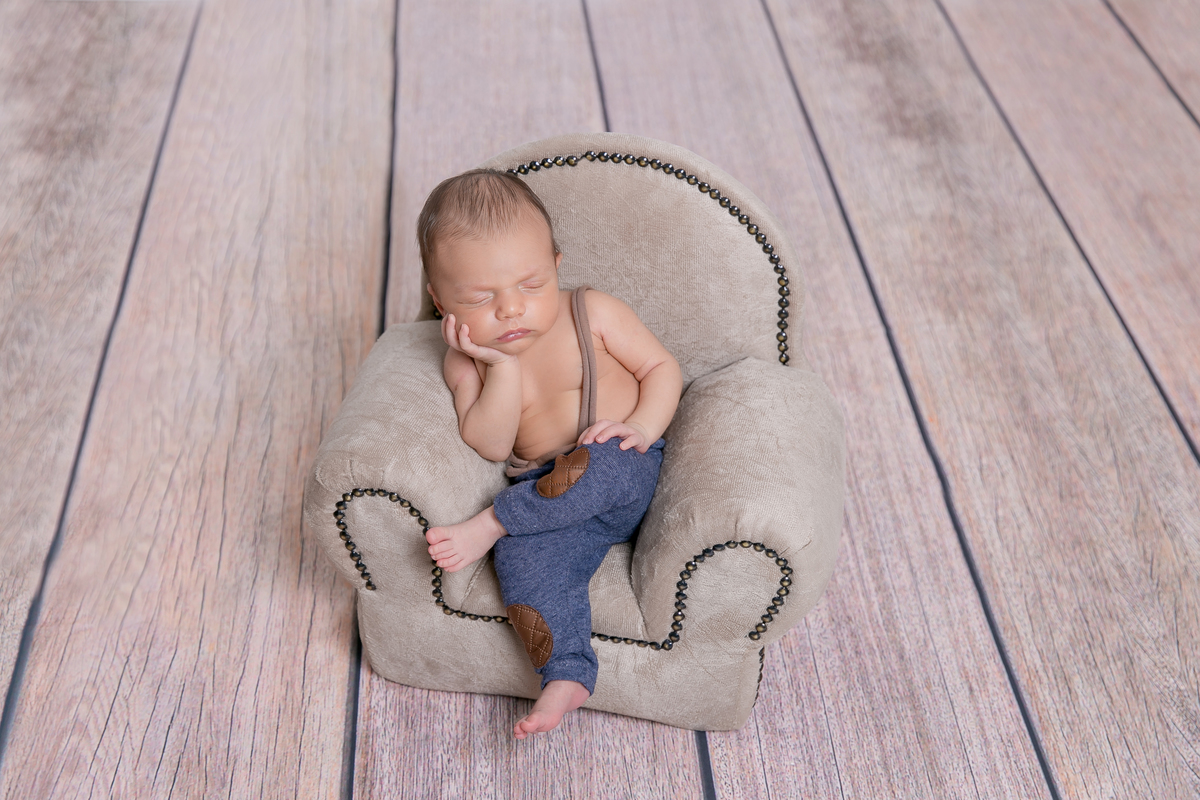 ensaio Newborn em santos,fotografas de santos,bebes de santos, estudio fotografico em santos, newborn com segurança,especialistas em newborn em santos, melhores fotografas de newborn em santos,jo farah leticia farah.bese no sofazinho,bebe mão no queixo