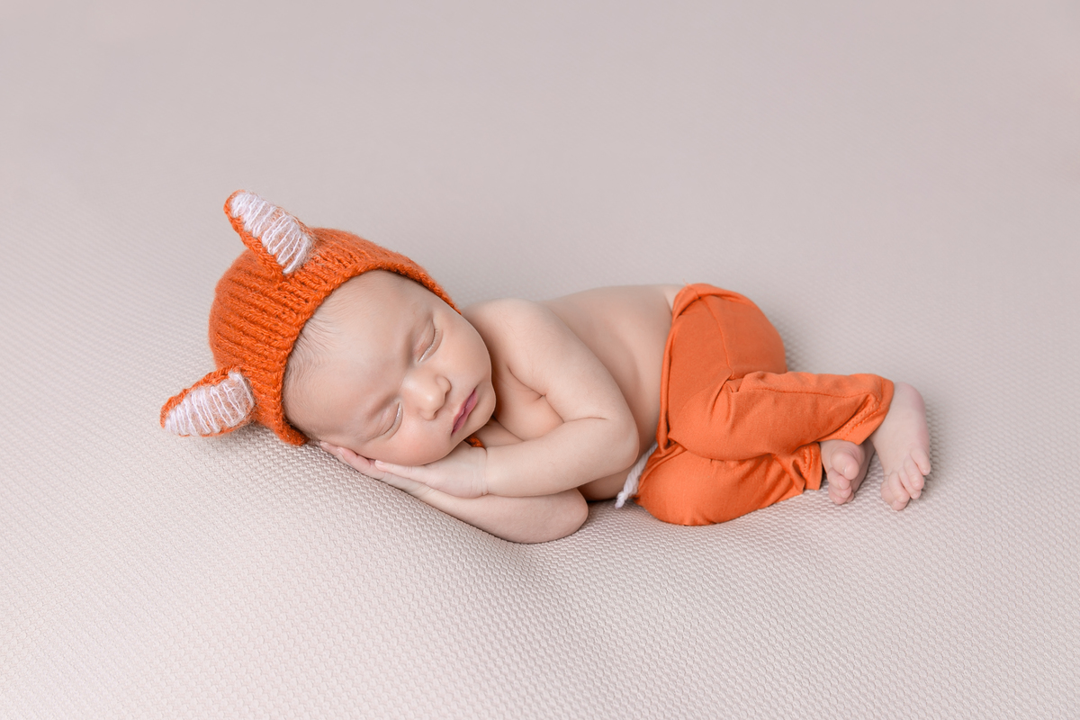 ensaio Newborn em santos,fotografas de santos,bebes de santos, estudio fotografico em santos, newborn com segurança,especialistas em newborn em santos, melhores fotografas de newborn em santos,jo farah leticia farah. bebe de raposa, pose se ladinho