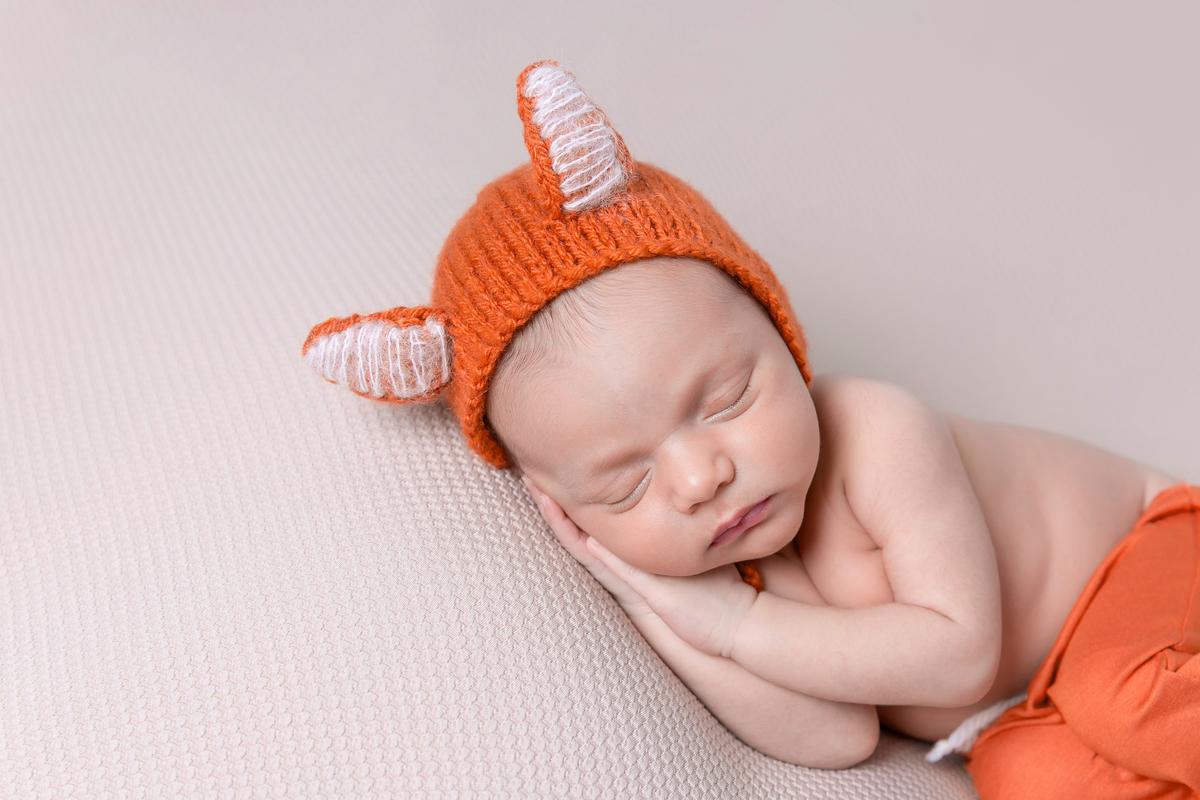 ensaio Newborn em santos,fotografas de santos,bebes de santos, estudio fotografico em santos, newborn com segurança,especialistas em newborn em santos, melhores fotografas de newborn em santos,jo farah leticia farah. bebe de raposa, pose se ladinho