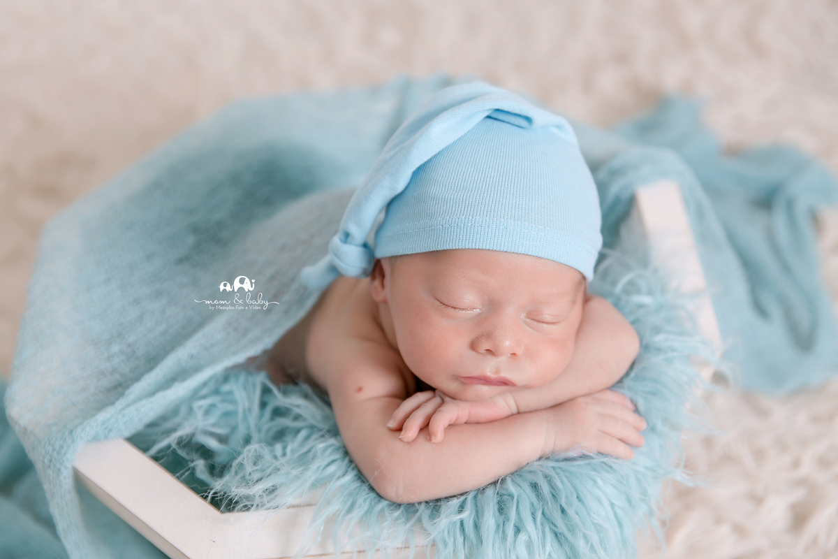 ensaio Newborn em santos,fotografas de santos,bebes de santos,estudio fotografico em santos,newborn,especialistas em newborn em santos, melhores fotografas de newborn santos,jo farah leticia farah bebe no cestinho gorrinho pose do bracinho nuvens wrap azu