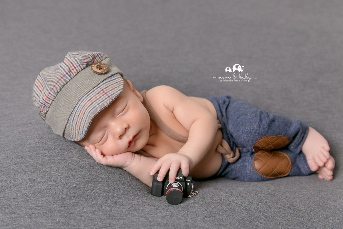 ensaio Newborn em santos,fotografas de santos,bebes de santos,estudio fotografico em santos,newborn,especialistas em newborn em santos, melhores fotografas de newborn santos,jo farah leticia farah pose de bundinha bebe peladinho manta cinza e lisa  