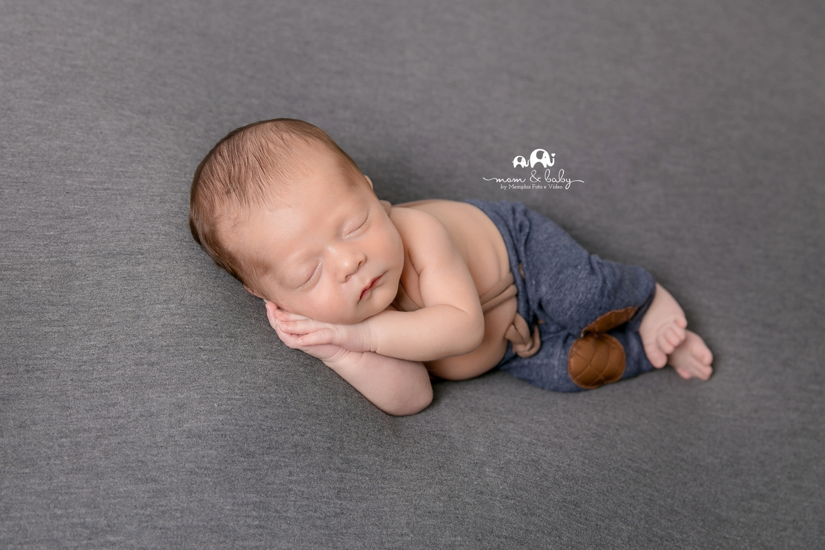 ensaio Newborn em santos,fotografas de santos,bebes de santos,estudio fotografico em santos,newborn,especialistas em newborn em santos, melhores fotografas de newborn santos,jo farah leticia farah pose de bundinha calça e suspensorio manta cinza e lisa  