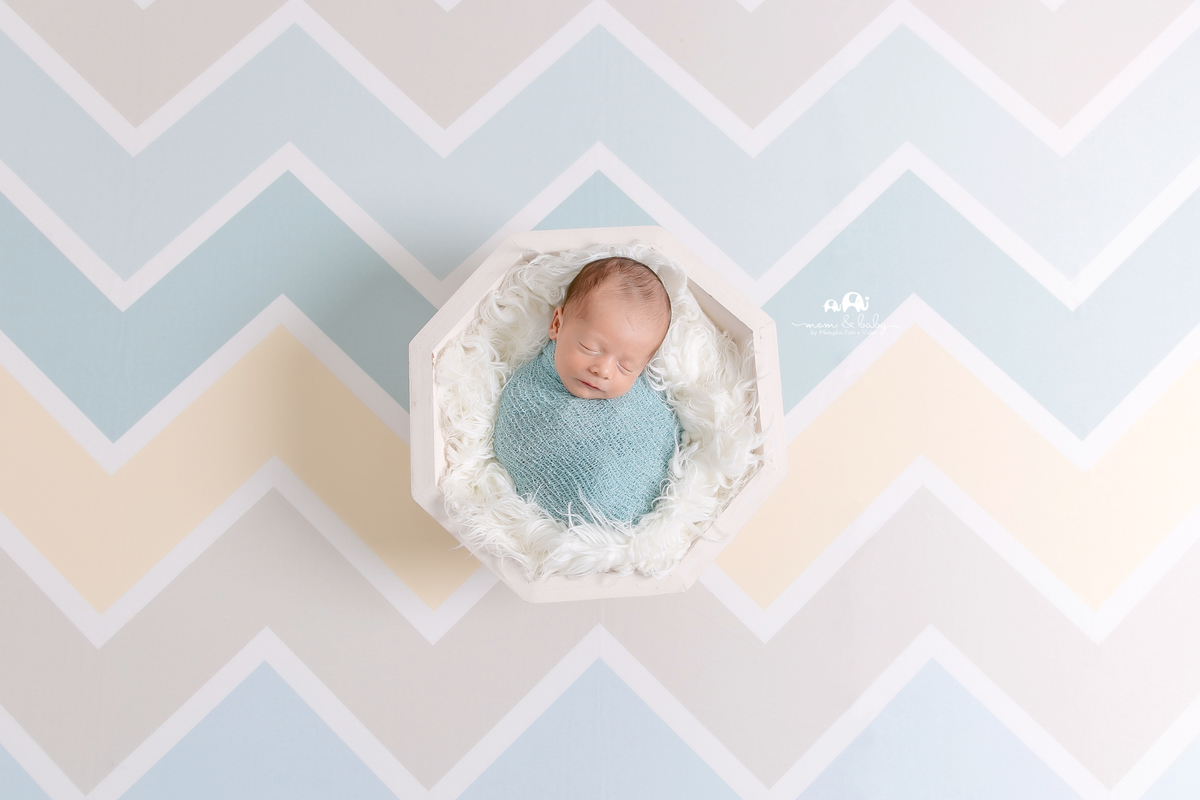 ensaio Newborn em santos,fotografas de santos,bebes de santos,estudio fotografico em santos,newborn,especialistas em newborn em santos, melhores fotografas de newborn santos,jo farah leticia farah,bebeno warp,cestinho,chevron,amarelo e azul,foto de cima
