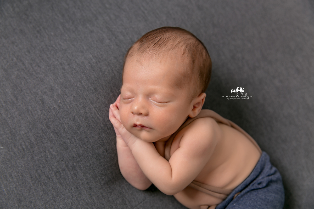 ensaio Newborn em santos,fotografas de santos,bebes de santos,estudio fotografico em santos,newborn,especialistas em newborn em santos, melhores fotografas de newborn santos,jo farah leticia farah pose de bundinha calça e suspensorio manta cinza e lisa  