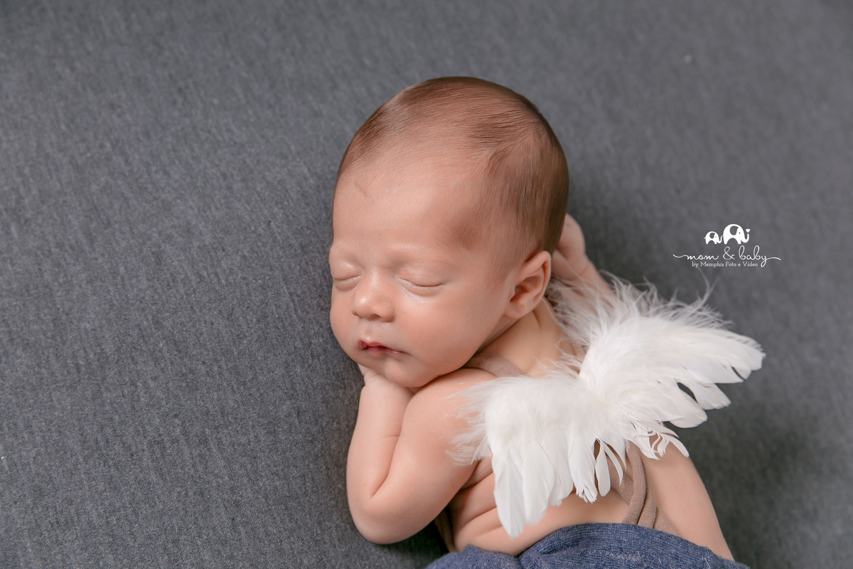 ensaio Newborn em santos,fotografas de santos,bebes de santos,estudio fotografico em santos,newborn,especialistas em newborn em santos, melhores fotografas de newborn santos,jo farah leticia farah pose de bundinha bebe asinha anjo manta cinza e lisa  
