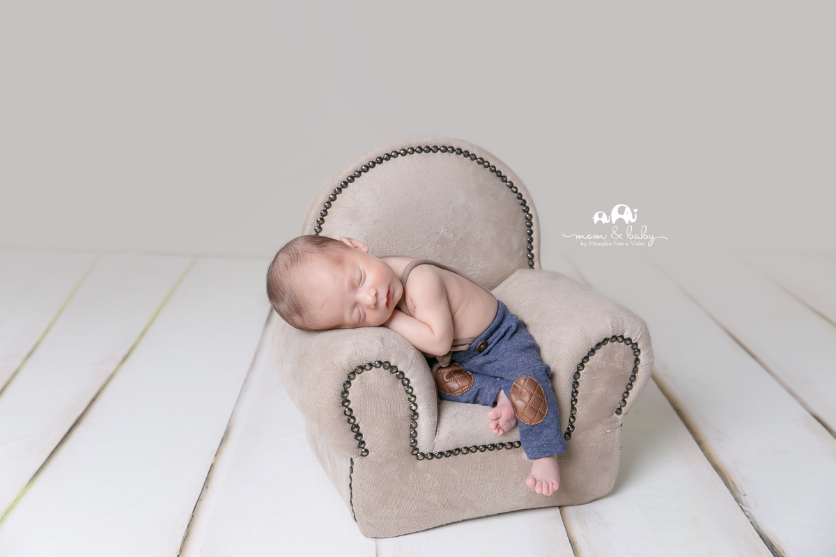 ensaio Newborn em santos,fotografas de santos,bebes de santos,estudio fotografico em santos,newborn,especialistas em newborn em santos, melhores fotografas de newborn santos,jo farah leticia farah bebe no sofazinho, piso de madeira calça e suspensorio