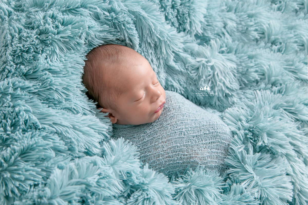 ensaio Newborn em santos,fotografas de santos,bebes de santos,estudio fotografico em santos,newborn,especialistas em newborn em santos, melhores fotografas de newborn santos,jo farah leticia farah,bebe no warp, pelo azul,foto de lado luz perfeita