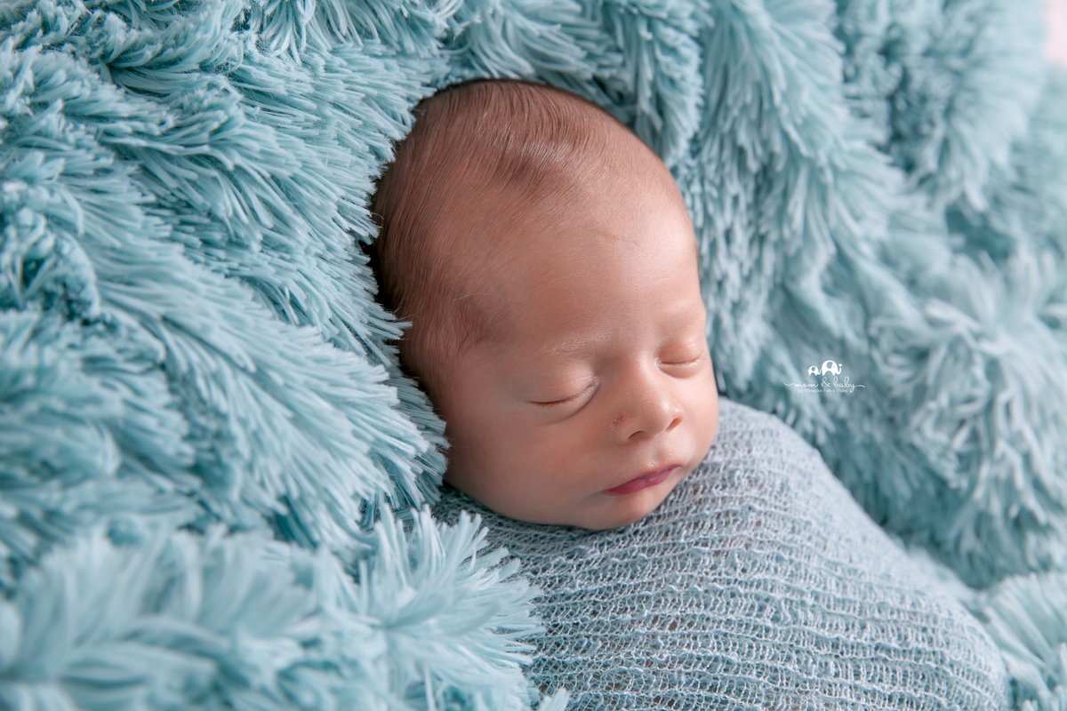 ensaio Newborn em santos,fotografas de santos,bebes de santos,estudio fotografico em santos,newborn,especialistas em newborn em santos, melhores fotografas de newborn santos,jo farah leticia farah,bebe no warp, pelo azul,foto de lado luz perfeita