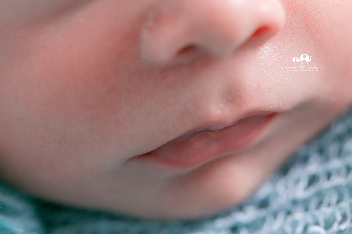 ensaio Newborn em santos,fotografas de santos,bebes de santos,estudio fotografico em santos,newborn,especialistas em newborn em santos, melhores fotografas de newborn santos,jo farah leticia farah,bebe no warp, pelo azul,foto da boquinha luz perfeita