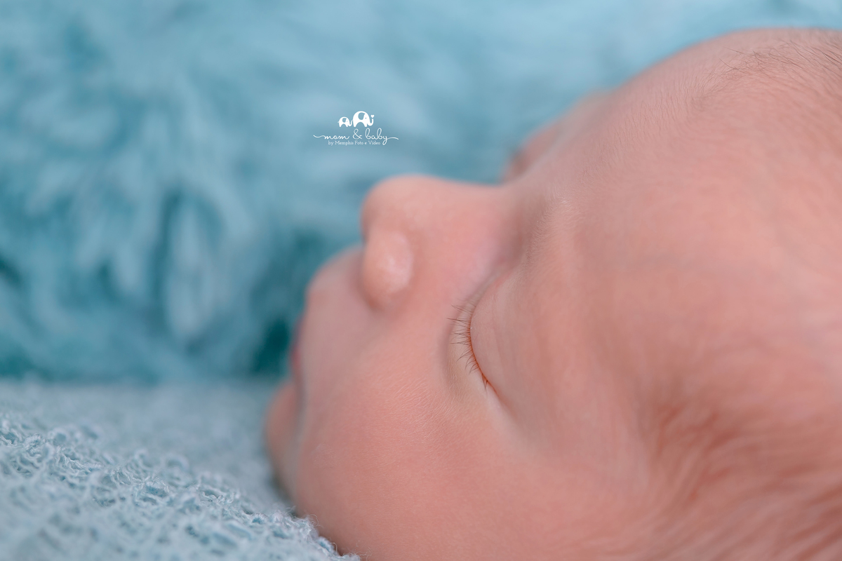 ensaio Newborn em santos,fotografas de santos,bebes de santos,estudio fotografico em santos,newborn,especialistas em newborn em santos, melhores fotografas de newborn santos,jo farah leticia farah,bebe no warp, pelo azul,foto de lado.cilios  luz perfeita