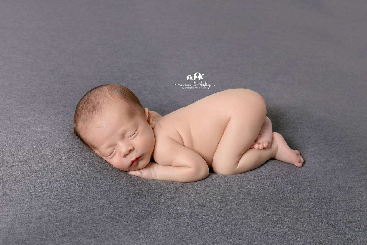 ensaio Newborn em santos,fotografas de santos,bebes de santos,estudio fotografico em santos,newborn,especialistas em newborn em santos, melhores fotografas de newborn santos,jo farah leticia farah pose de bundinha bebe peladinho manta cinza e lisa  