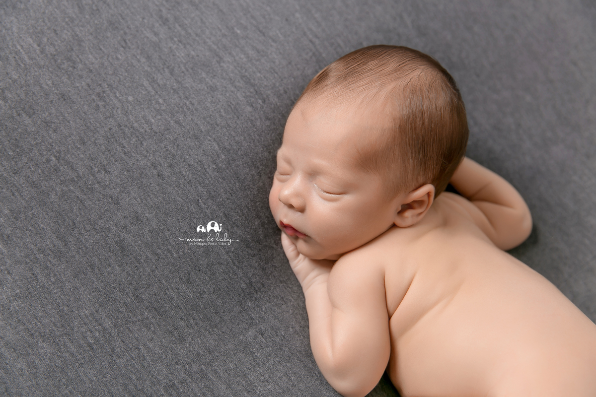 ensaio Newborn em santos,fotografas de santos,bebes de santos,estudio fotografico em santos,newborn,especialistas em newborn em santos, melhores fotografas de newborn santos,jo farah leticia farah pose de bundinha bebe peladinho manta cinza e lisa  