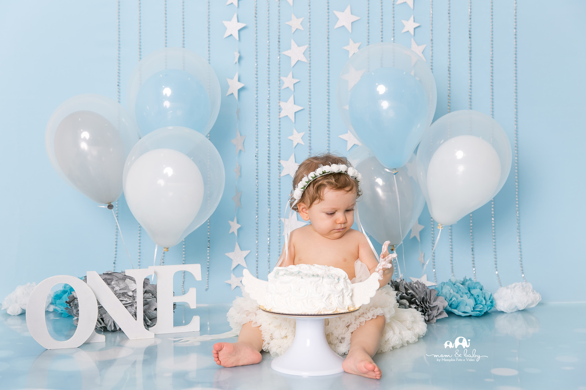 ensaio smash the cake em santos, fotografas de santos,ensaio no estudio.smash clean,estudio fotografico em santos, azul e branco, ensaio com bolo jo farah leticia farah,mom and baby santos, video do ensaio smash the cake,anjo, vanderlei muralha goleiro 