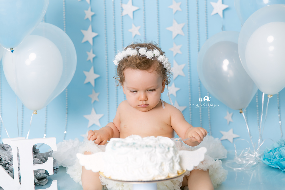 ensaio smash the cake em santos, fotografas de santos,ensaio no estudio.smash clean,estudio fotografico em santos, azul e branco, ensaio com bolo jo farah leticia farah,mom and baby santos, video do ensaio smash the cake,anjo, vanderlei muralha goleiro 