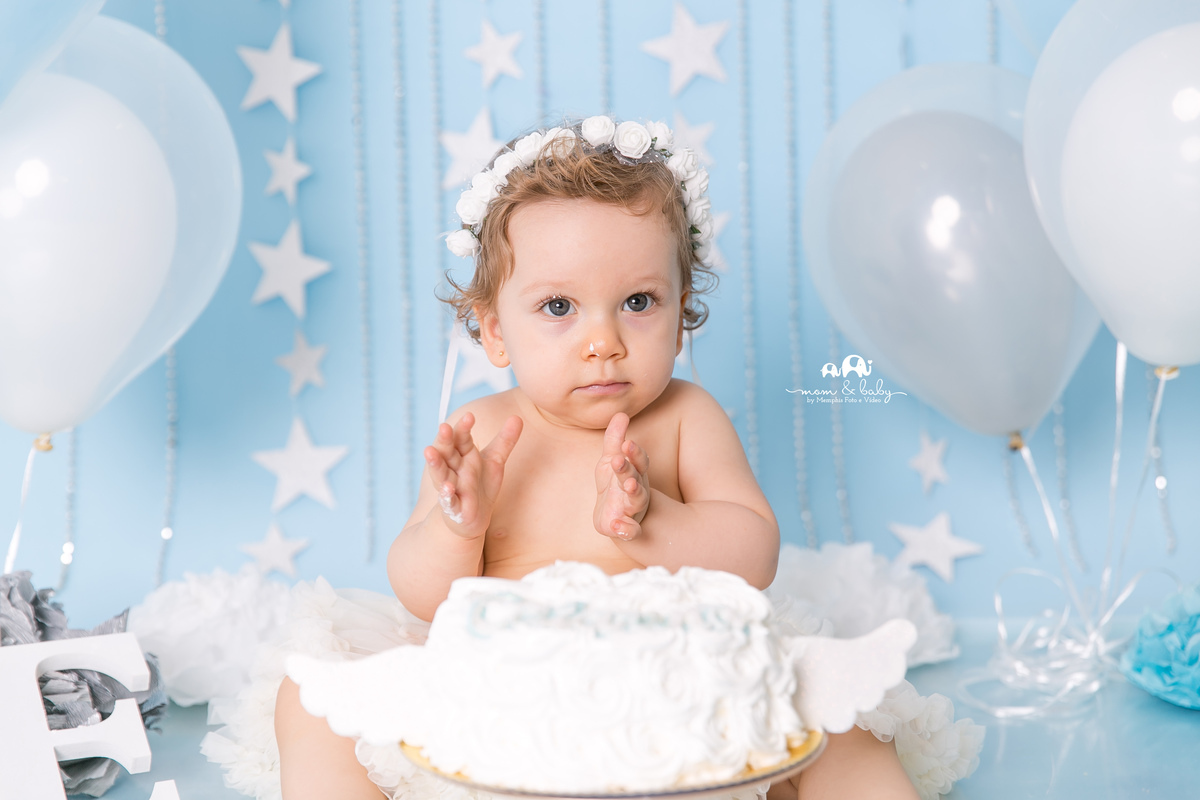 ensaio smash the cake em santos, fotografas de santos,ensaio no estudio.smash clean,estudio fotografico em santos, azul e branco, ensaio com bolo jo farah leticia farah,mom and baby santos, video do ensaio smash the cake,anjo, vanderlei muralha goleiro 