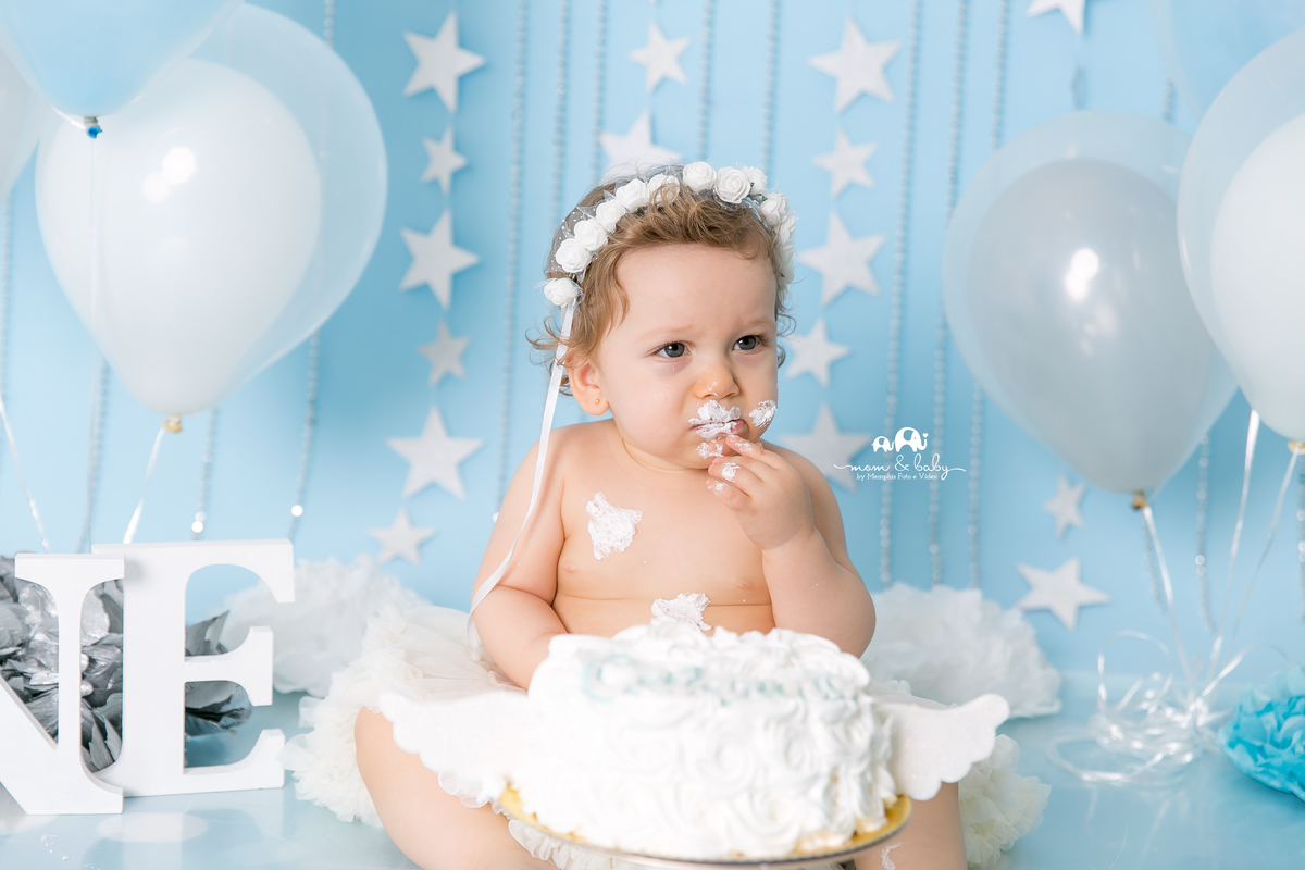ensaio smash the cake em santos, fotografas de santos,ensaio no estudio.smash clean,estudio fotografico em santos, azul e branco, ensaio com bolo jo farah leticia farah,mom and baby santos, video do ensaio smash the cake,anjo, vanderlei muralha goleiro 