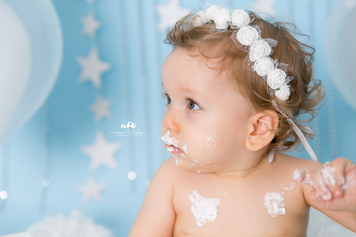 ensaio smash the cake em santos, fotografas de santos,ensaio no estudio.smash clean,estudio fotografico em santos, azul e branco, ensaio com bolo jo farah leticia farah,mom and baby santos, video do ensaio smash the cake,anjo, vanderlei muralha goleiro 
