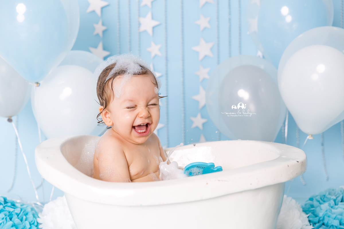 ensaio smash the cake em santos, fotografas de santos,ensaio no estudio.smash clean,estudio fotografico em santos, azul e branco, ensaio com bolo jo farah leticia farah,mom and baby santos, video do ensaio smash the cake,anjo, vanderlei muralha goleiro 