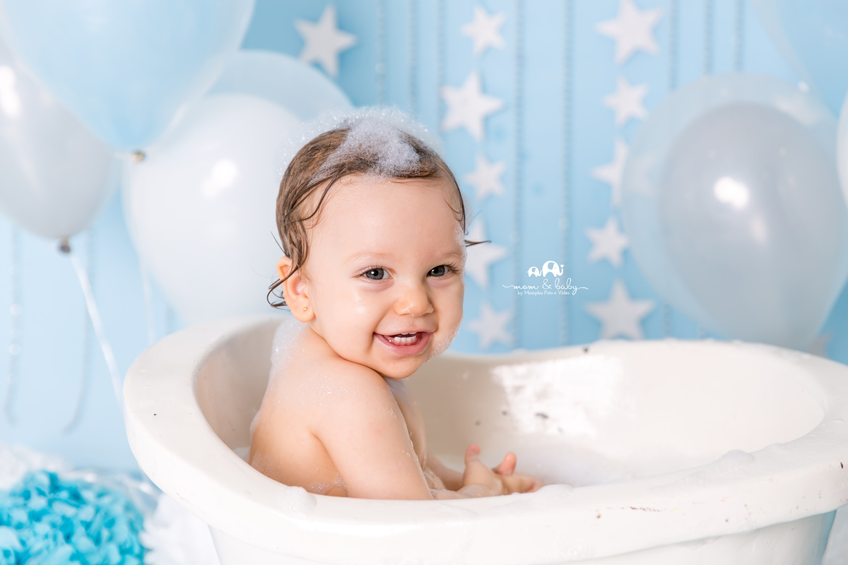 ensaio smash the cake em santos, fotografas de santos,ensaio no estudio.smash clean,estudio fotografico em santos, azul e branco, ensaio com bolo jo farah leticia farah,mom and baby santos, video do ensaio smash the cake,anjo, vanderlei muralha goleiro 