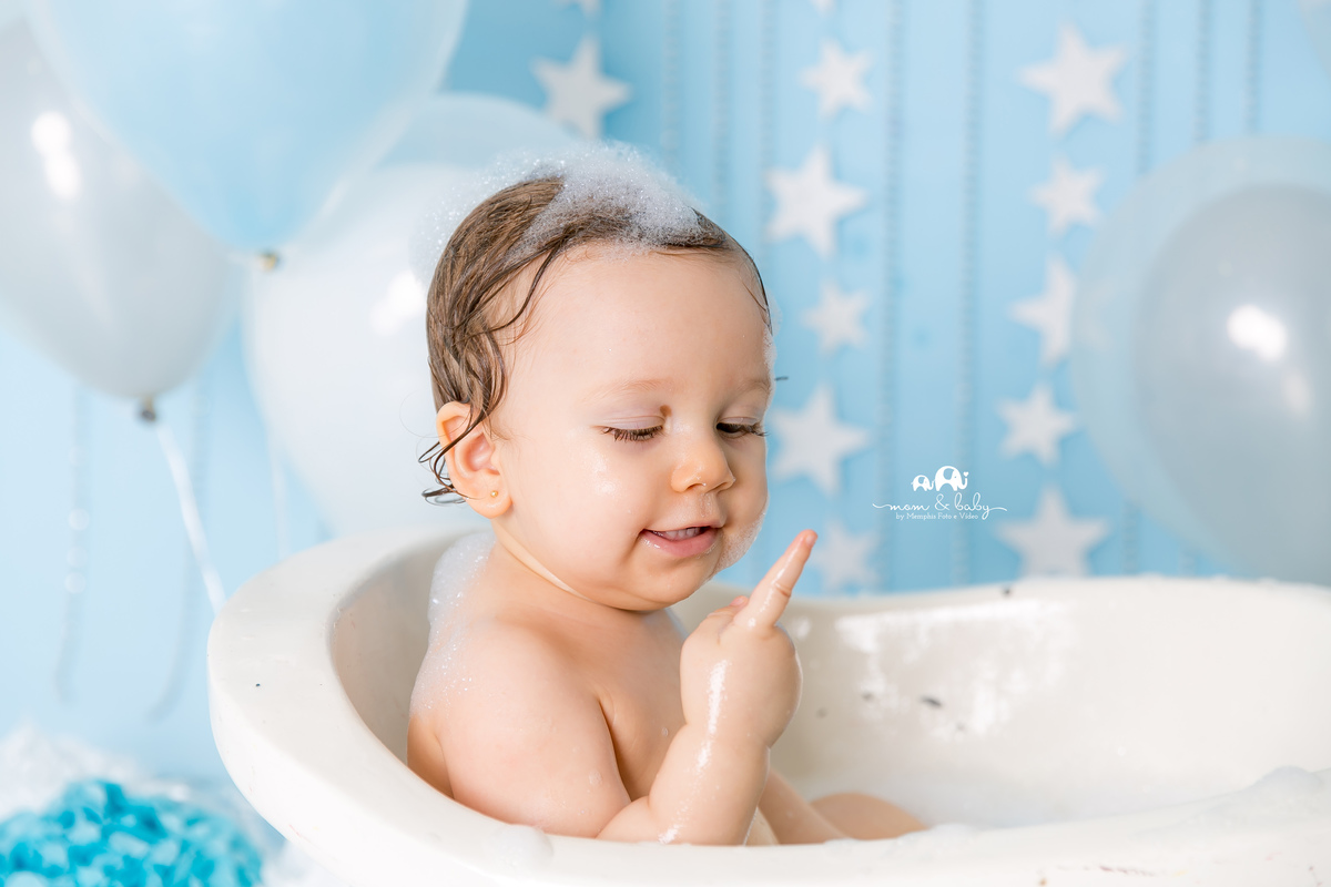 ensaio smash the cake em santos, fotografas de santos,ensaio no estudio.smash clean,estudio fotografico em santos, azul e branco, ensaio com bolo jo farah leticia farah,mom and baby santos, video do ensaio smash the cake,anjo, vanderlei muralha goleiro 