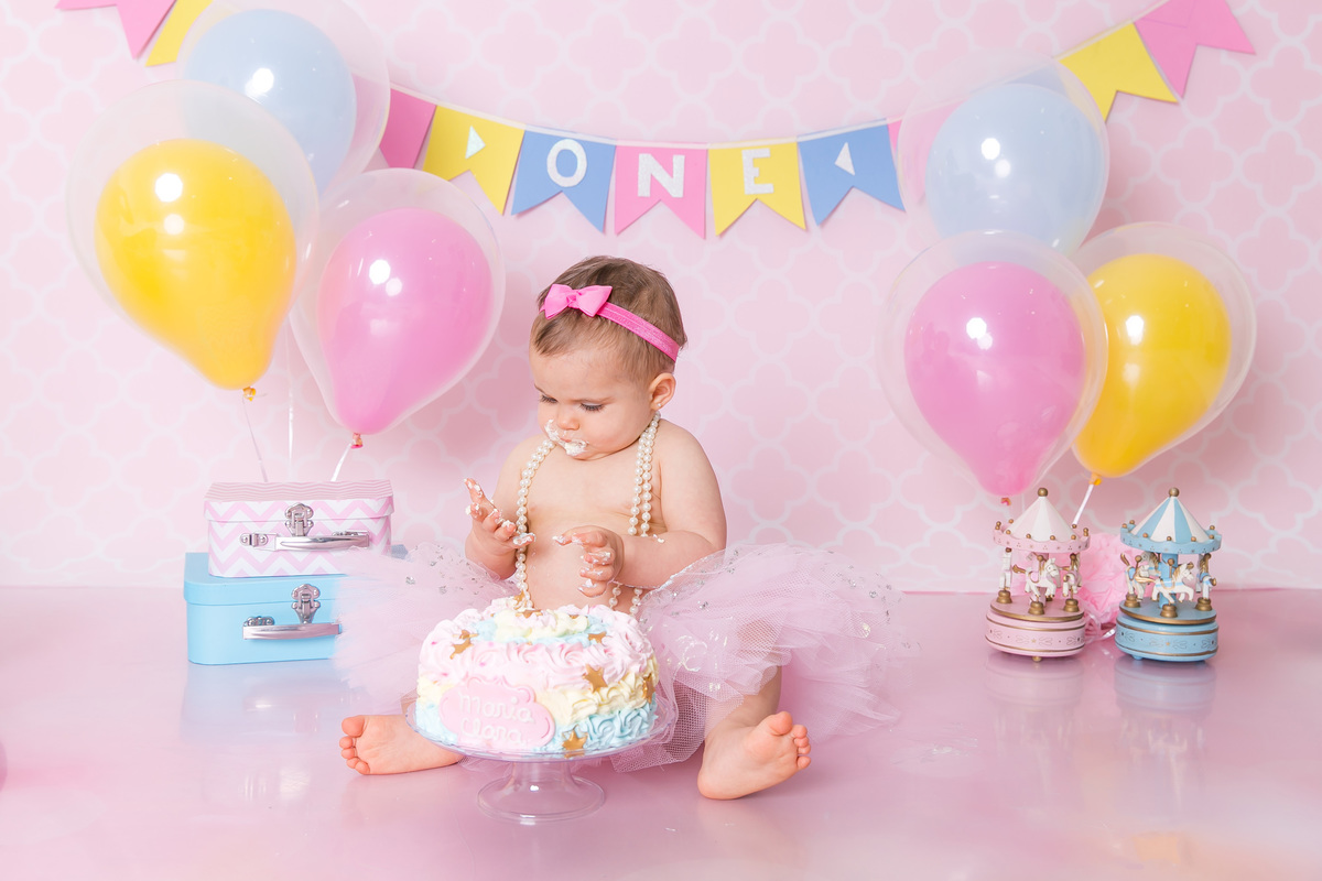 ensaio smash the cake em santos, fotografas de santos,ensaio estudio.smash clean,estudio fotografico em santos,ensaio com bolo jo farah leticia farah,mom and baby santos, video do ensaio smash the cake,bebe delicia,carrossel rosa e branco saia de tule ros