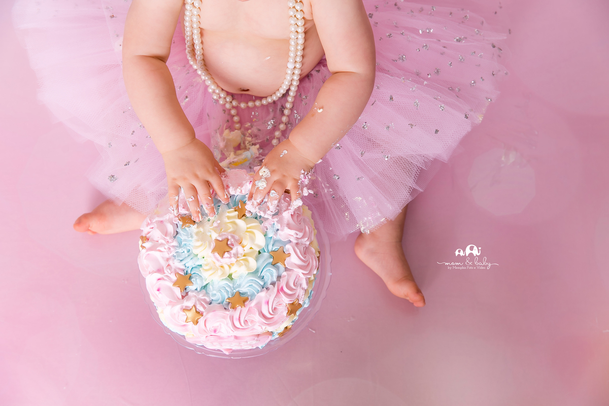 ensaio smash the cake em santos, fotografas de santos,ensaio estudio.smash clean,estudio fotografico em santos,ensaio com bolo jo farah leticia farah,mom and baby santos, video do ensaio smash the cake,bebe delicia,carrossel rosa e branco saia de tule ros