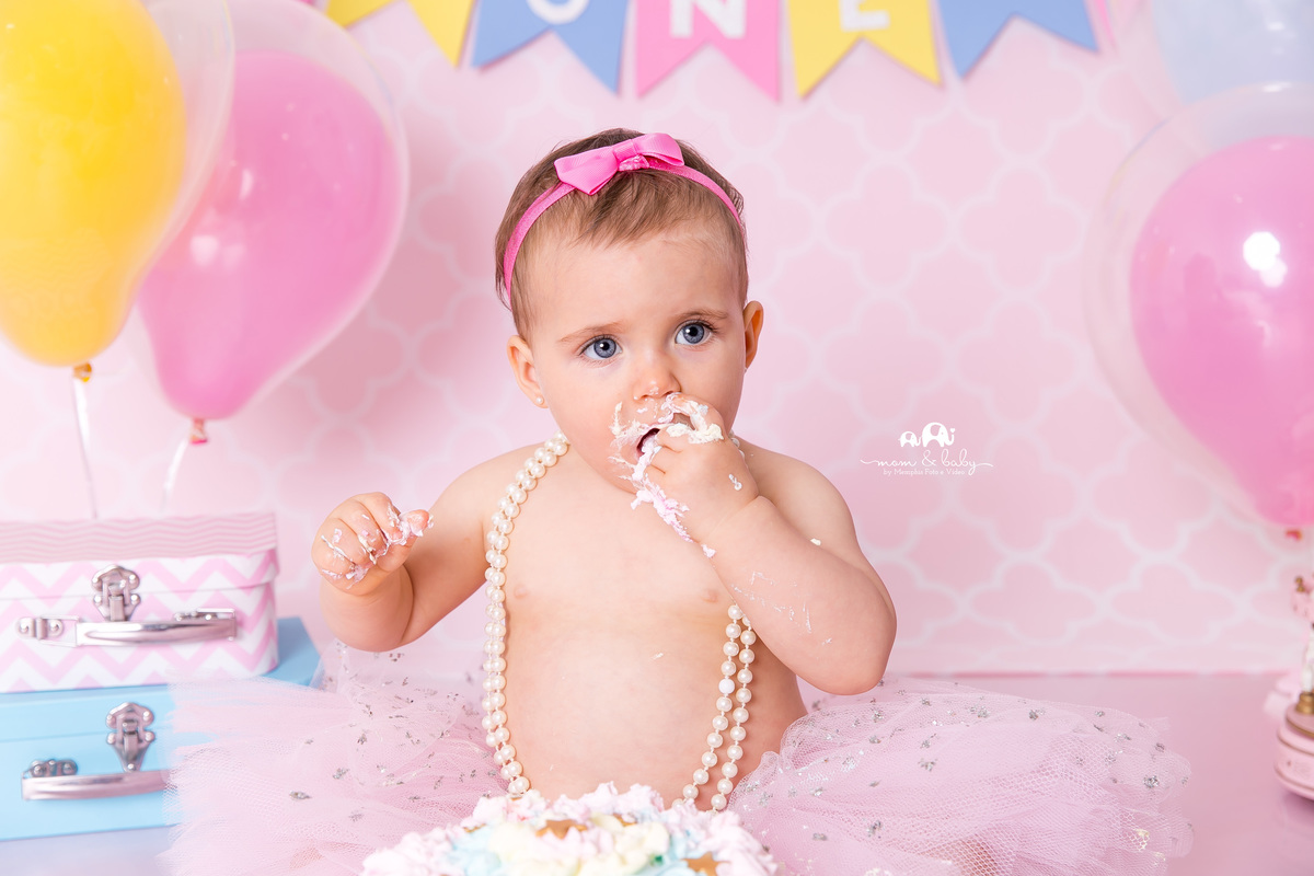 ensaio smash the cake em santos, fotografas de santos,ensaio estudio.smash clean,estudio fotografico em santos,ensaio com bolo jo farah leticia farah,mom and baby santos, video do ensaio smash the cake,bebe delicia,carrossel rosa e branco saia de tule ros