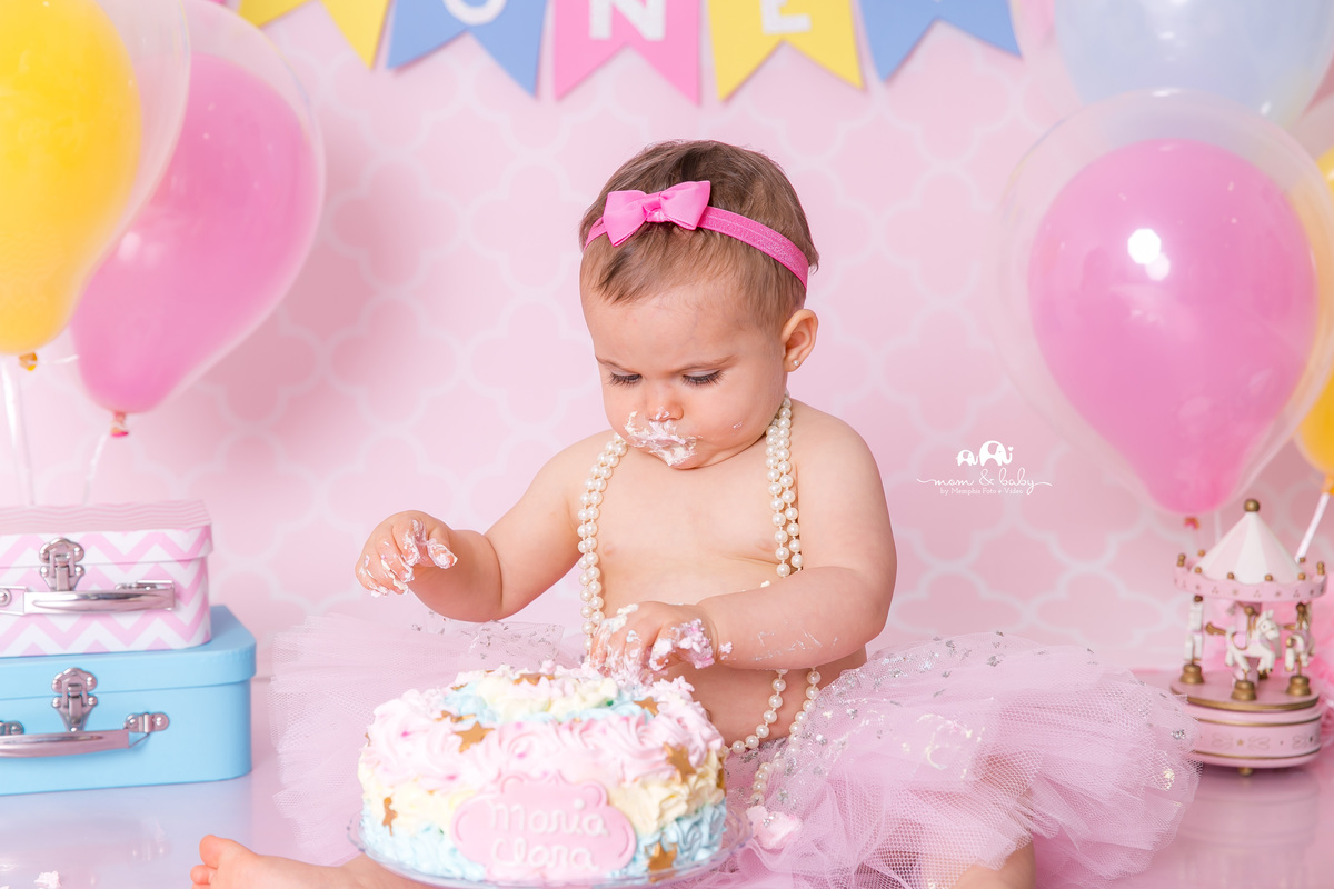 ensaio smash the cake em santos, fotografas de santos,ensaio estudio.smash clean,estudio fotografico em santos,ensaio com bolo jo farah leticia farah,mom and baby santos, video do ensaio smash the cake,bebe delicia,carrossel rosa e branco saia de tule ros