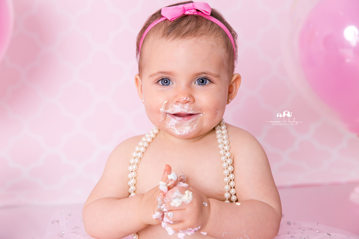 ensaio smash the cake em santos, fotografas de santos,ensaio estudio.smash clean,estudio fotografico em santos,ensaio com bolo jo farah leticia farah,mom and baby santos, video do ensaio smash the cake,bebe delicia,carrossel rosa e branco saia de tule ros