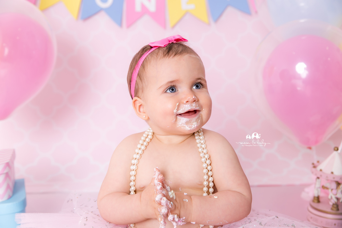 ensaio smash the cake em santos, fotografas de santos,ensaio estudio.smash clean,estudio fotografico em santos,ensaio com bolo jo farah leticia farah,mom and baby santos, video do ensaio smash the cake,bebe delicia,carrossel rosa e branco saia de tule ros