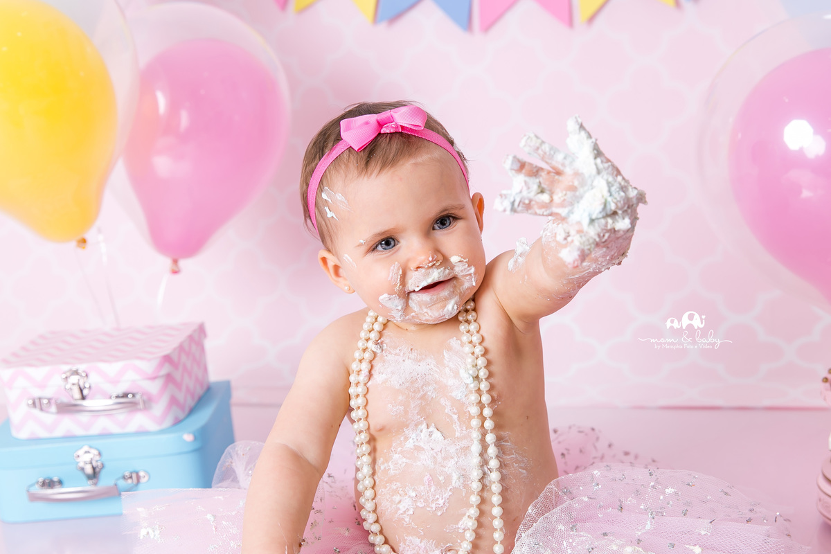 ensaio smash the cake em santos, fotografas de santos,ensaio estudio.smash clean,estudio fotografico em santos,ensaio com bolo jo farah leticia farah,mom and baby santos, video do ensaio smash the cake,bebe delicia,carrossel rosa e branco saia de tule ros