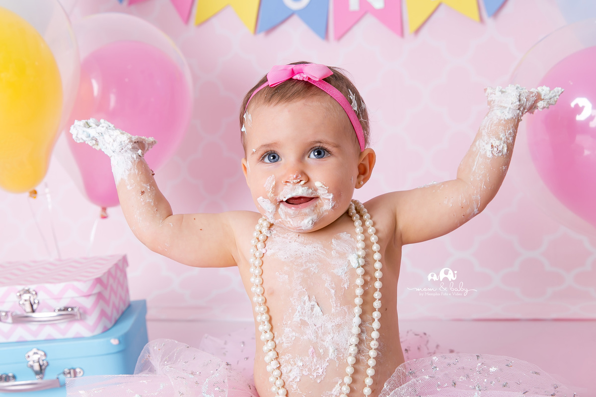 ensaio smash the cake em santos, fotografas de santos,ensaio estudio.smash clean,estudio fotografico em santos,ensaio com bolo jo farah leticia farah,mom and baby santos, video do ensaio smash the cake,bebe delicia,carrossel rosa e branco saia de tule ros