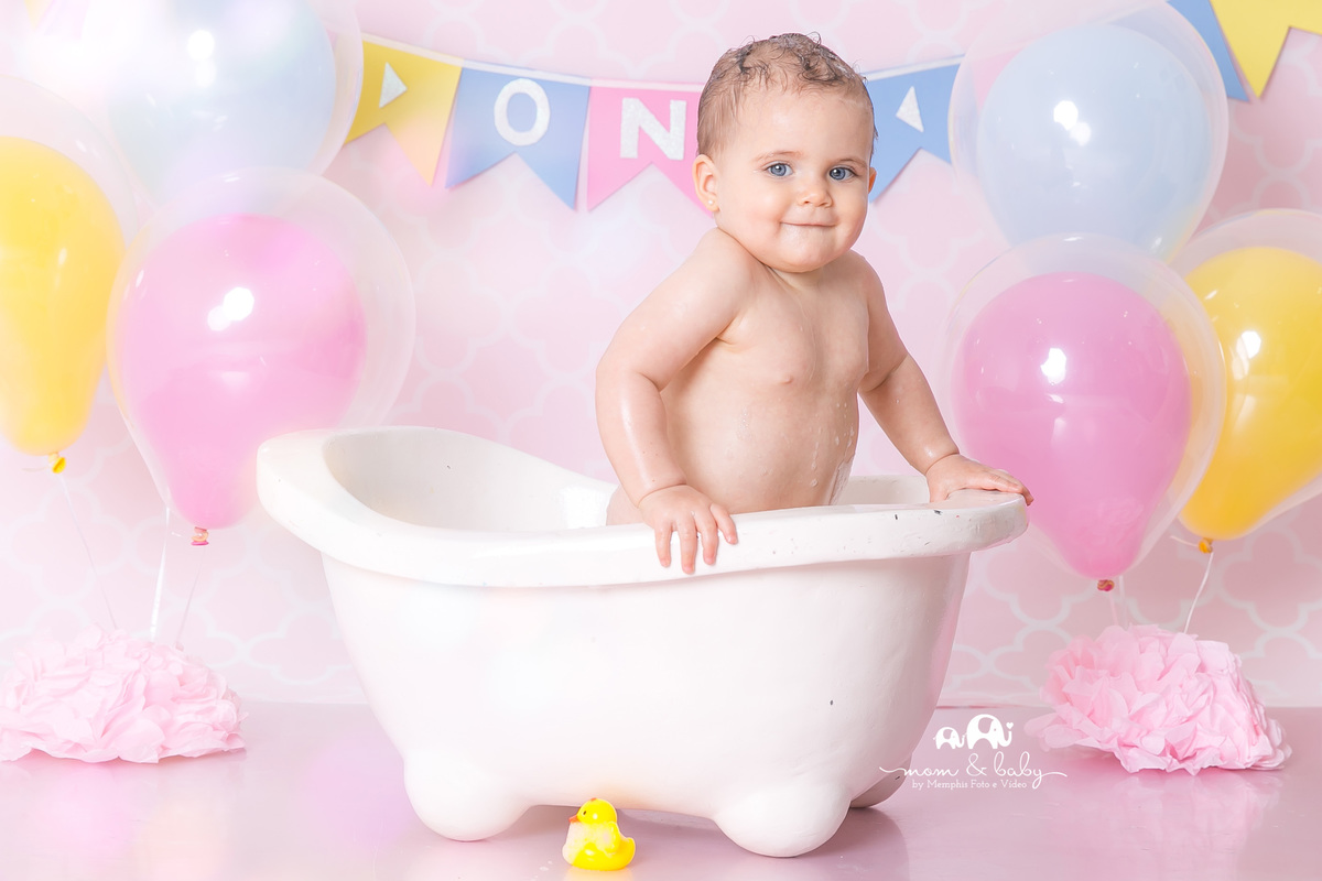 ensaio smash the cake em santos, fotografas de santos,ensaio estudio.smash clean,estudio fotografico em santos,ensaio com bolo jo farah leticia farah,mom and baby santos, video do ensaio smash the cake,bebe delicia,carrossel rosa e branco saia de tule ros