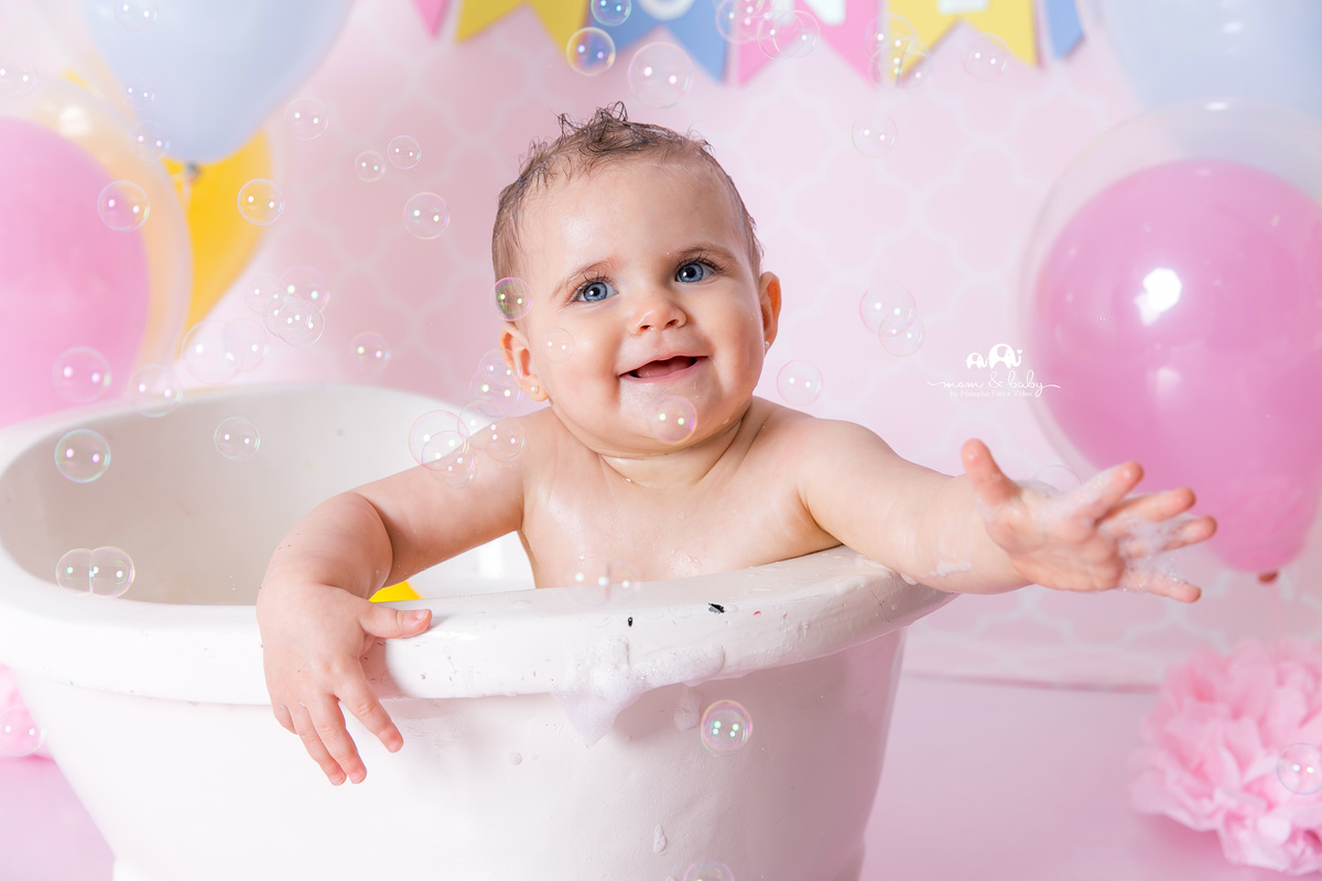 ensaio smash the cake em santos, fotografas de santos,ensaio estudio.smash clean,estudio fotografico em santos,ensaio com bolo jo farah leticia farah,mom and baby santos, video do ensaio smash the cake,bebe delicia,carrossel rosa e branco saia de tule ros
