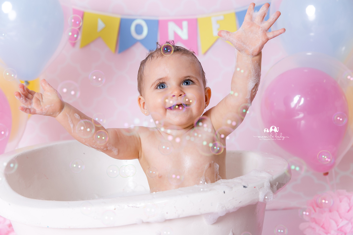 ensaio smash the cake em santos, fotografas de santos,ensaio estudio.smash clean,estudio fotografico em santos,ensaio com bolo jo farah leticia farah,mom and baby santos, video do ensaio smash the cake,bebe delicia,carrossel rosa e branco saia de tule ros